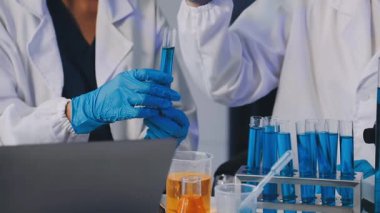 Laboratuvarda tüplerle çalışan bilim adamları