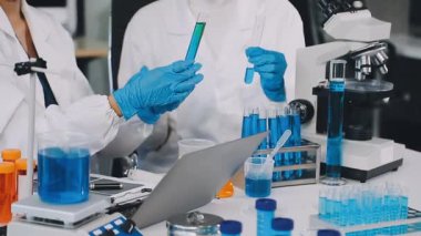 Laboratuvarda çalışan bilim adamları, araştırmaları analiz ediyorlar..