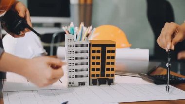 Ofiste proje üzerinde çalışan mimar veya mühendis