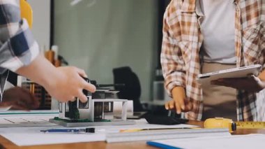 Bina planı, mühendisliği ve mimari konseptiyle birlikte inşaat projesi üzerinde çalışan mühendis..