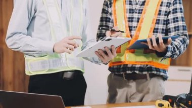 İnşaat alanının planlarıyla çalışan mimar mühendisi..