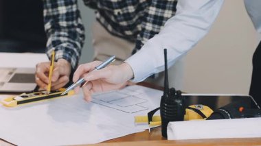 Adam atölyede çalışıyor..