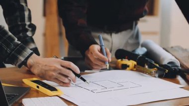 Ofis planı üzerinde çalışan adam