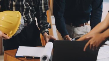 Mühendis ve mimar ekibi ofis binasındaki yeni projeyi tartışıyor.