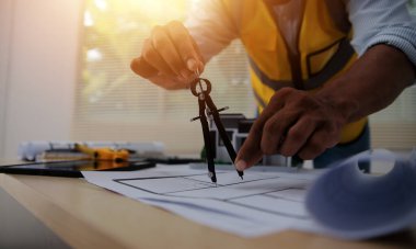 Mimari proje için mühendis toplantısı. İş yeri vintage tonu üzerinde ortak ve mühendislik araçları ile çalışmak.
