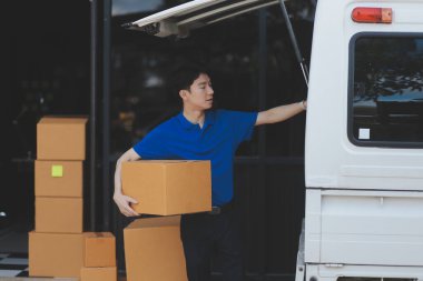 Kamyon Mover Kutuları ve Taşıma Evi 'ni boşaltıyor