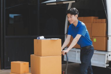 Kamyon Mover Kutuları ve Taşıma Evi 'ni boşaltıyor