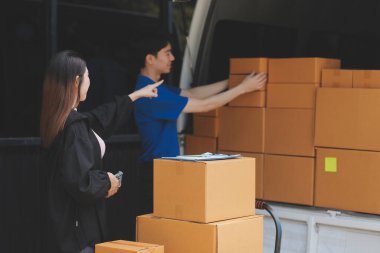 Kamyon Mover Kutuları ve Taşıma Evi 'ni boşaltıyor