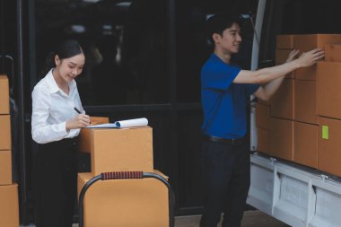 Kamyon Mover Kutuları ve Taşıma Evi 'ni boşaltıyor