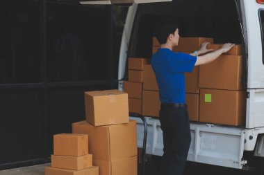 Kamyon Mover Kutuları ve Taşıma Evi 'ni boşaltıyor