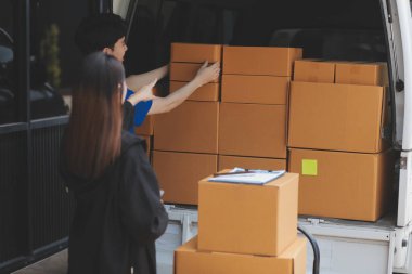 Kamyon Mover Kutuları ve Taşıma Evi 'ni boşaltıyor