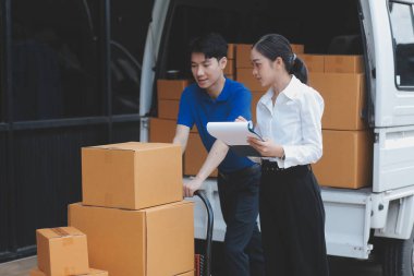 Kamyon Mover Kutuları ve Taşıma Evi 'ni boşaltıyor