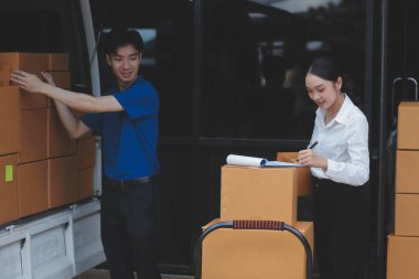 Kamyon Mover Kutuları ve Taşıma Evi 'ni boşaltıyor