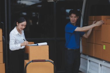 Kamyon Mover Kutuları ve Taşıma Evi 'ni boşaltıyor