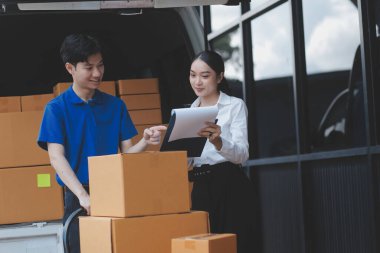 Kamyon Mover Kutuları ve Taşıma Evi 'ni boşaltıyor