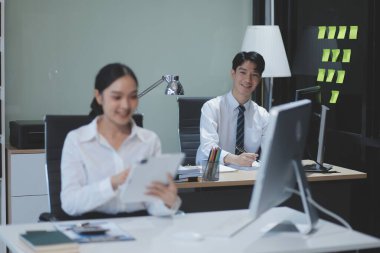 Modern Ofis İşadamı Bilgisayar üzerinde çalışıyor. Masasında dizüstü bilgisayarda çalışan başarılı bir Latin IT yazılım mühendisi portresi. Profesyonellerin olduğu çeşitli işyerleri. Ön Görünüm Görüntüsü