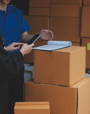 Kamyon Mover Kutuları ve Taşıma Evi 'ni boşaltıyor