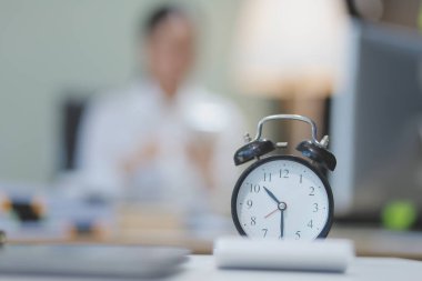 Genç ve sevimli Asyalı iş kadını gece boyunca iş belgeleriyle çalışıyor, gece fazla mesai yapıyor..