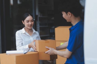 Kamyon Mover Kutuları ve Taşıma Evi 'ni boşaltıyor