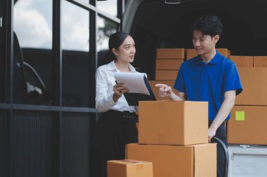 Kamyon Mover Kutuları ve Taşıma Evi 'ni boşaltıyor