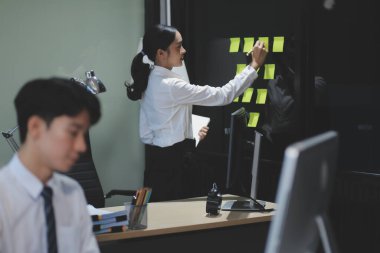 Modern Ofis İşadamı Bilgisayar üzerinde çalışıyor. Masasında dizüstü bilgisayarda çalışan başarılı bir Latin IT yazılım mühendisi portresi. Profesyonellerin olduğu çeşitli işyerleri. Ön Görünüm Görüntüsü