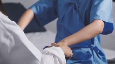 Doktor hastayı elinde tutuyor..