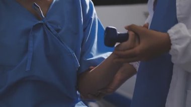 Üniformalı genç bayan doktor hastanede steteskop tutuyor..