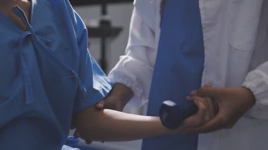 Hastanede steteskoplu bir doktor var.