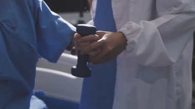 Doktor ve hemşire steteskop tutuyor.