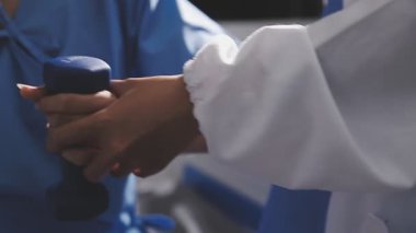 Doktor hastanenin arka planında steteskop tutuyor..