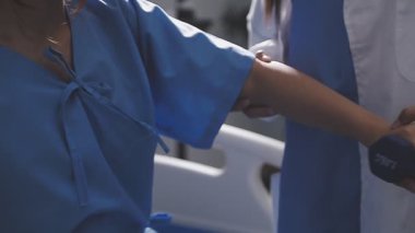 Doktor ve hasta el sıkışıyor. Tıbbi ekip.