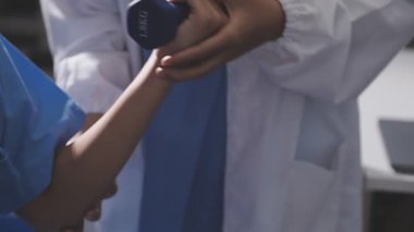 Doktor hastanede hastaların basıncını kontrol ediyor..