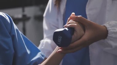 Steteskopu olan kadın doktor..