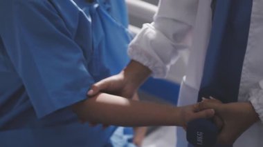 Doktorlar steteskopla el ele tutuşuyorlar.