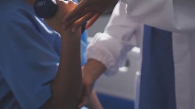 Doktorlar ve hemşireler odanın arka planında bir odada.