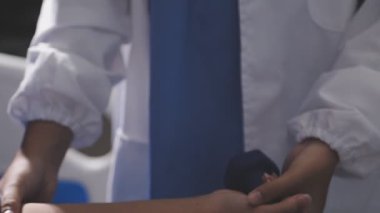 Steteskoplu genç bayan doktor.