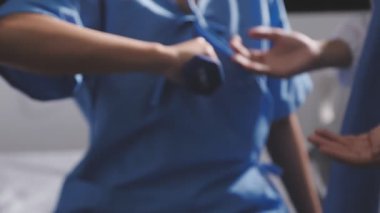 Doktor steteskobu hastanede tutuyor, seçici odaklanma