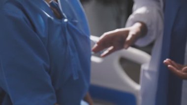 Doktor hasta elini tutuyor.