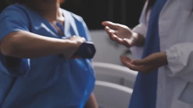 Doktor ve hemşire hastane koğuşunda.