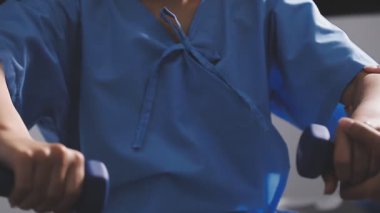 Doktor el ele tutuşuyor.