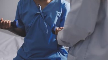 Hastane koğuşunda steteskop tutan üniformalı kadın doktor.