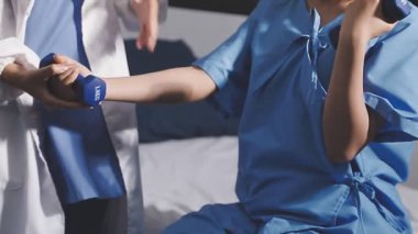 Kadın doktor steteskop tutuyor ve hastanede yardım ediyor.