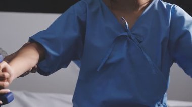 Kadın doktor hastayı tutuyor.