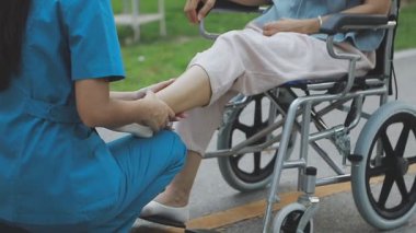 Tekerlekli sandalyeli genç Asyalı kadın