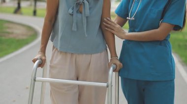 Genç Asyalı kadın ve hemşire sokakta yürüyorlar.