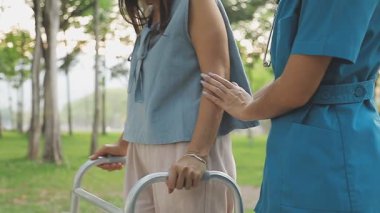 Parkta hastası olan genç bir kadın.