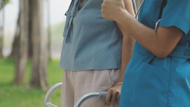 Genç bir kadın ve hemşiresi hastanede.