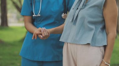 Genç Asyalı kadın doktor hastanede, tıbbi konsept..