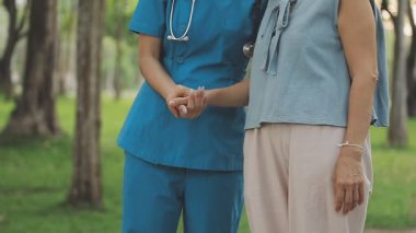 Doktor ve hemşire bahçede dikilip konuşuyorlar..