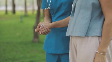 Doktor ve hasta klinikte.